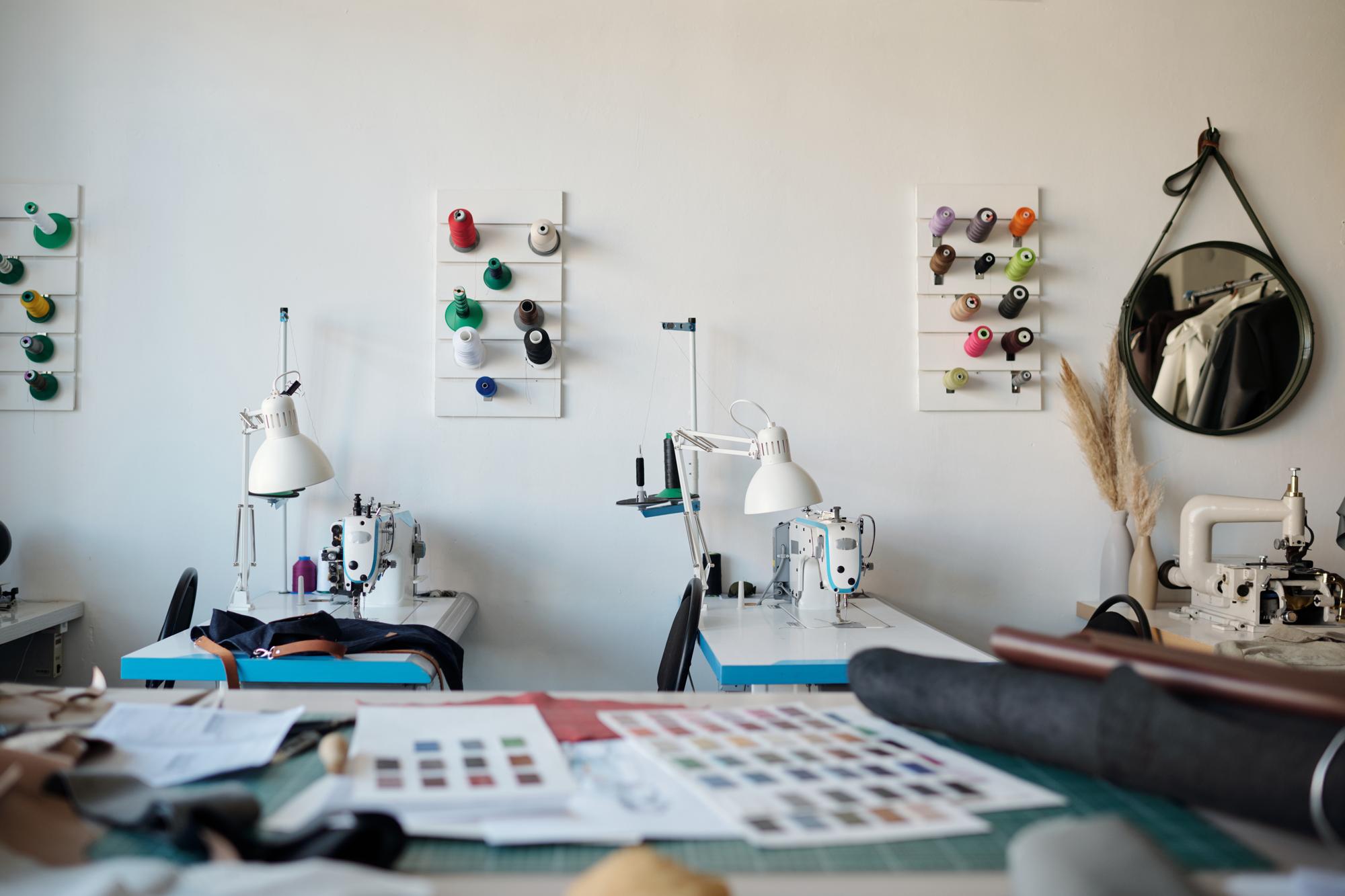 Interno del laboratorio con postazioni di ricamo