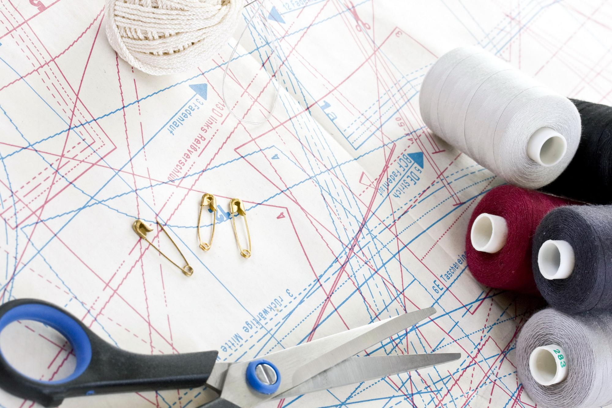 Set di fili e disegni tecnici per ricamo